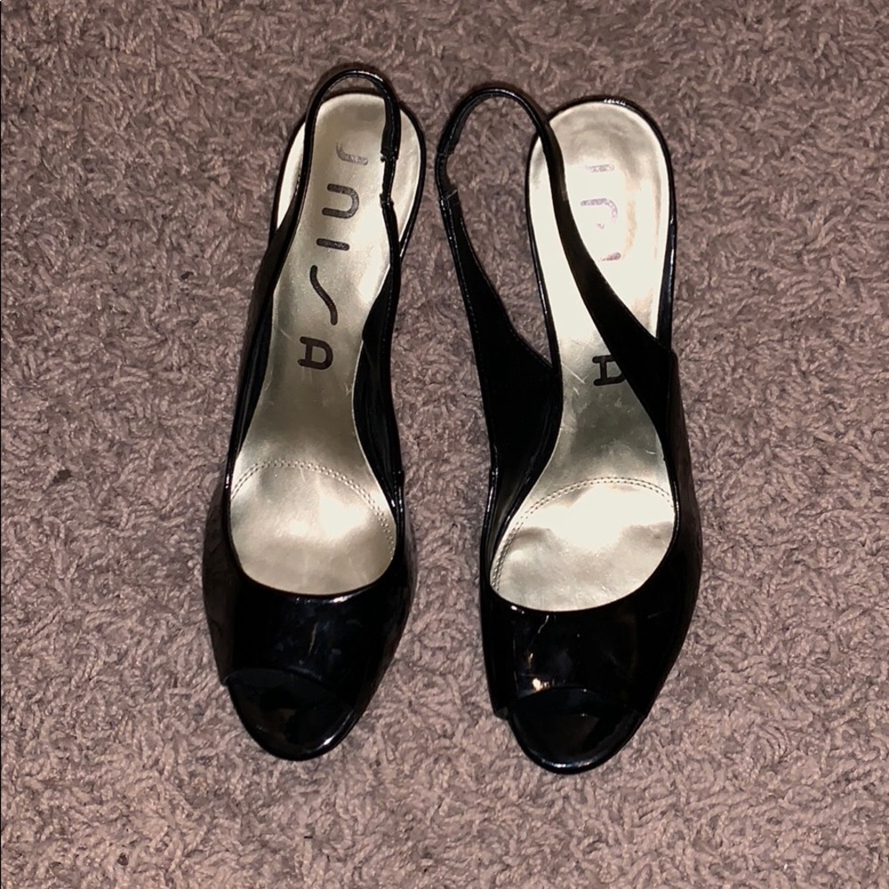 BLACK PATENT LEATHER, PEEP-TOE, SLINGBACK HEELS
